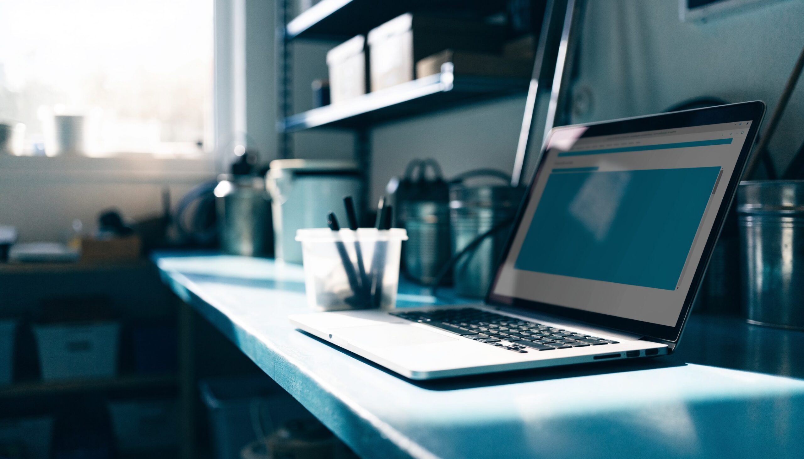Laptop mit laufender Website im kleinen Betrieb/Werkstatt – Managed WordPress Hosting für KMU